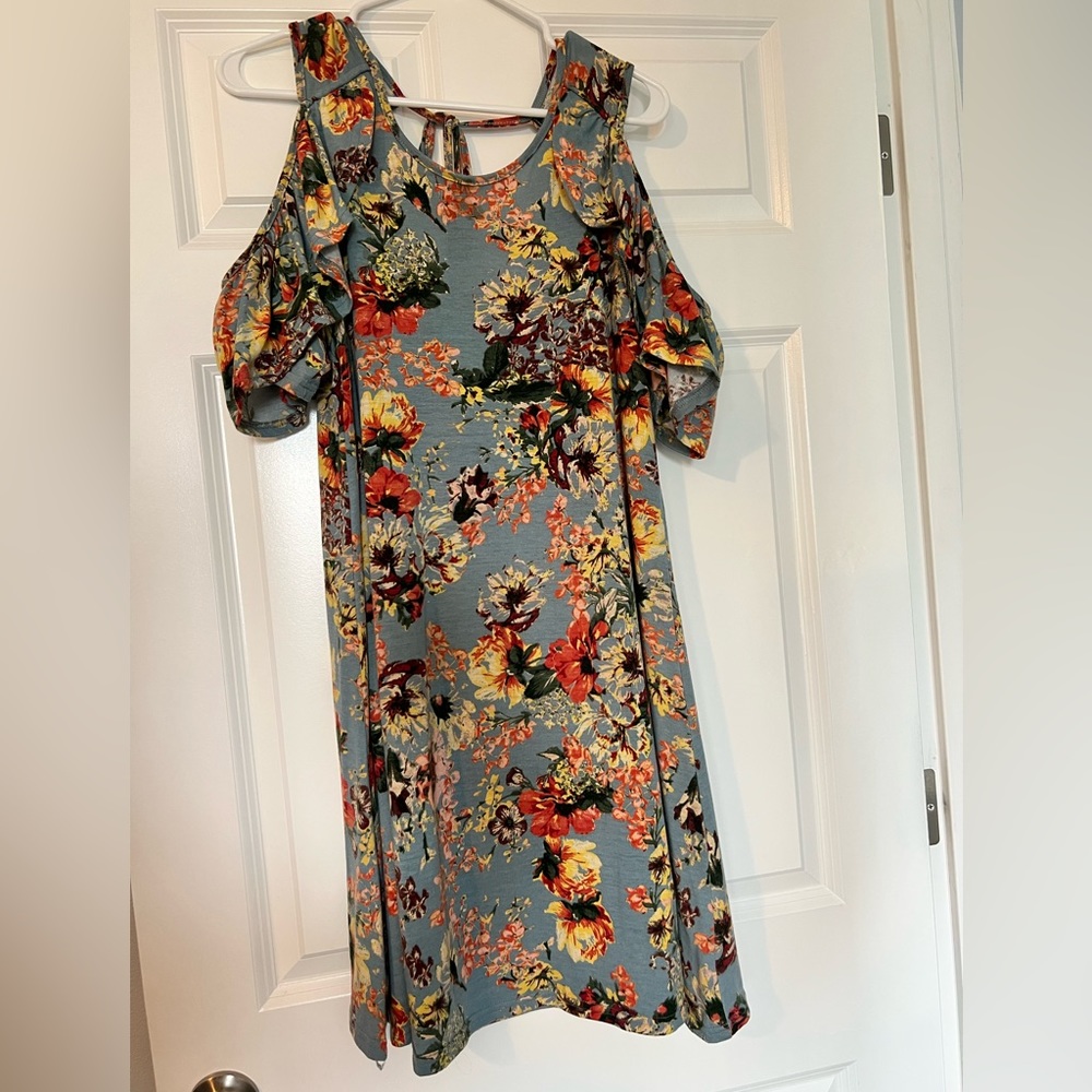 L Women’s peek-a-boo shoulder, open back dress